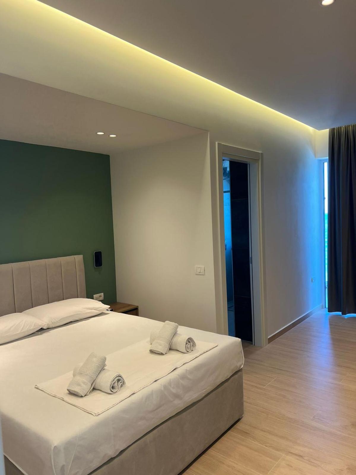 Emily'S Hotel Himare Buitenkant foto