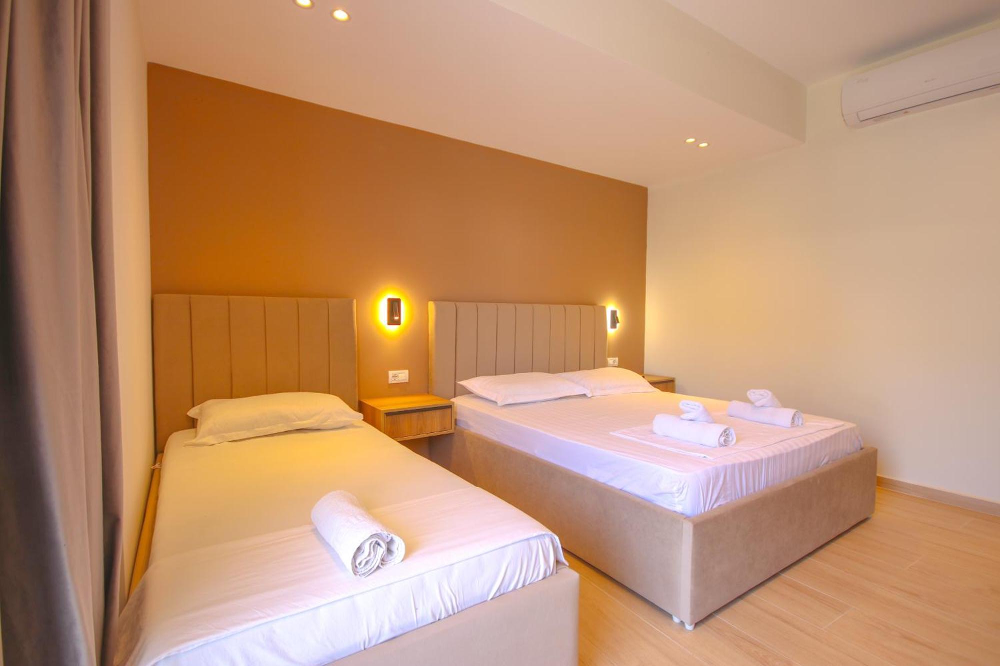Emily'S Hotel Himare Buitenkant foto