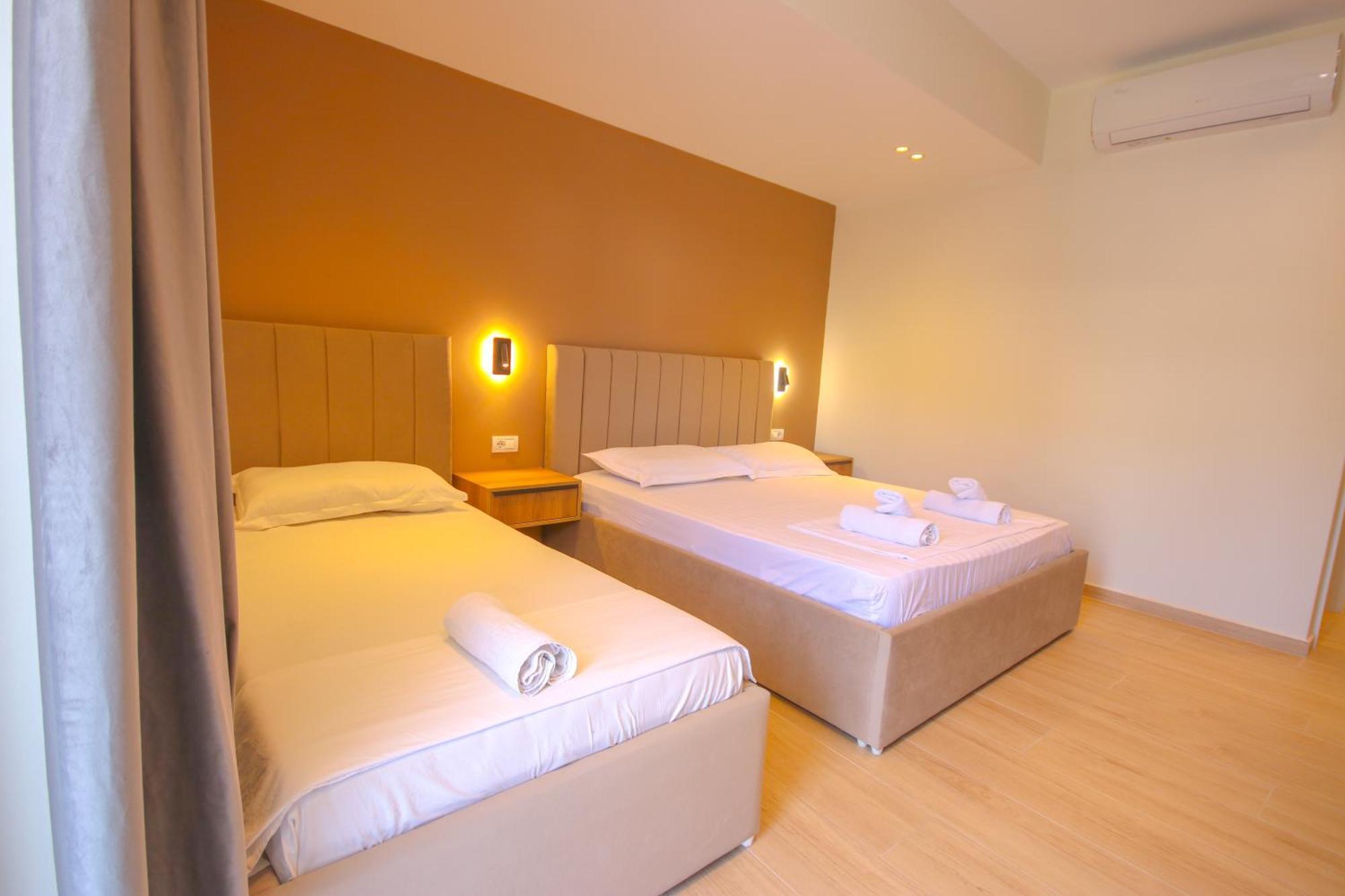 Emily'S Hotel Himare Buitenkant foto