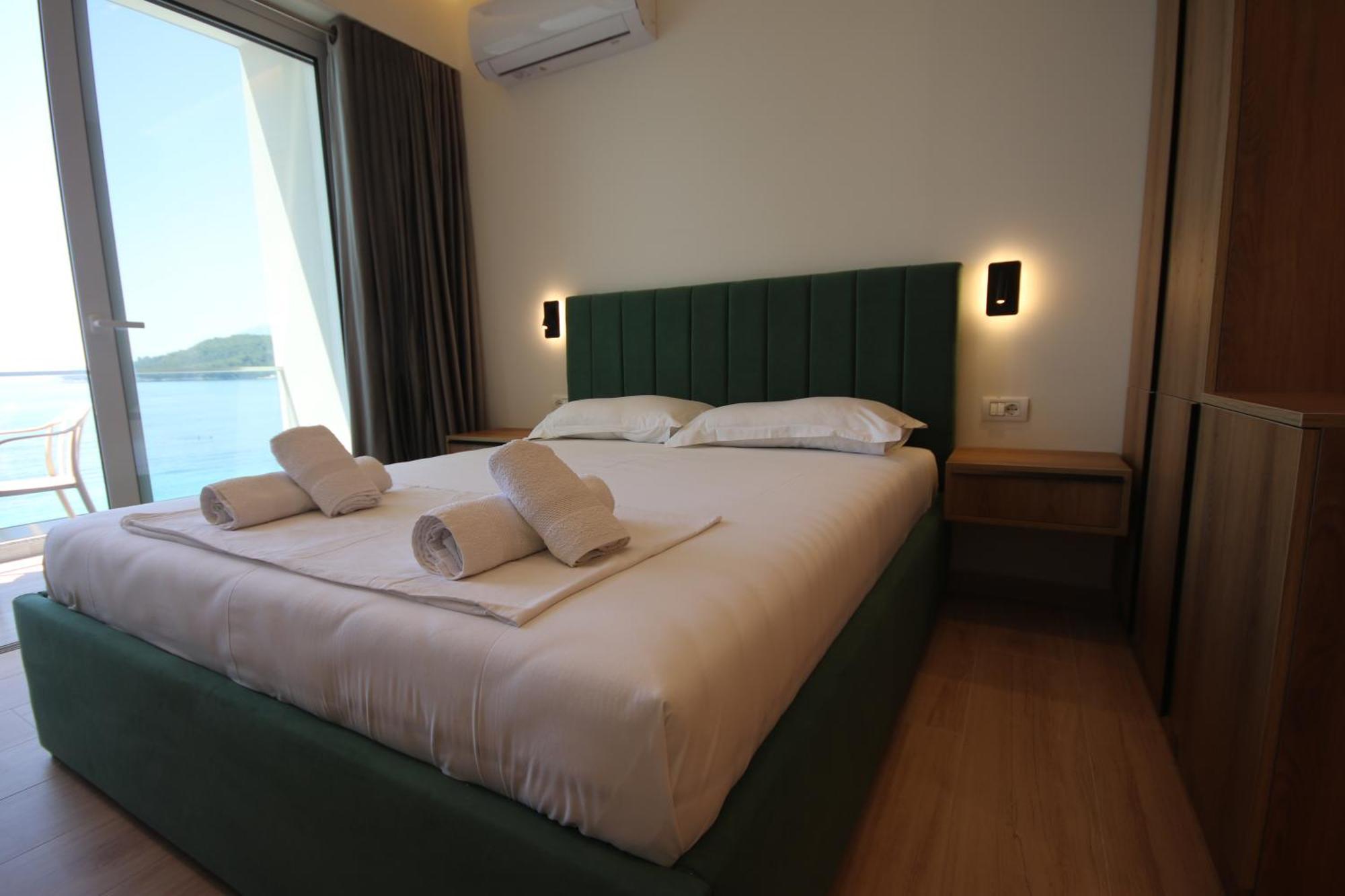 Emily'S Hotel Himare Buitenkant foto