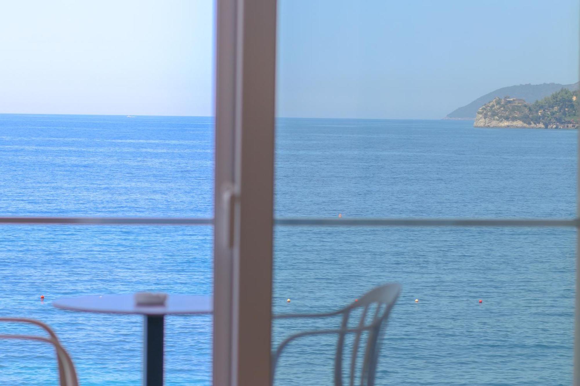 Emily'S Hotel Himare Buitenkant foto