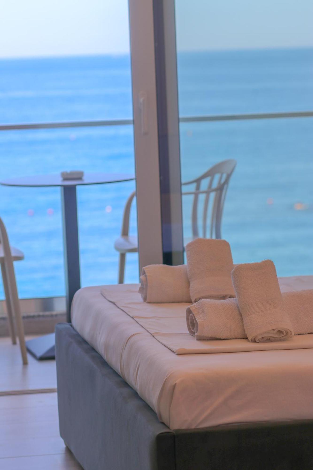 Emily'S Hotel Himare Buitenkant foto