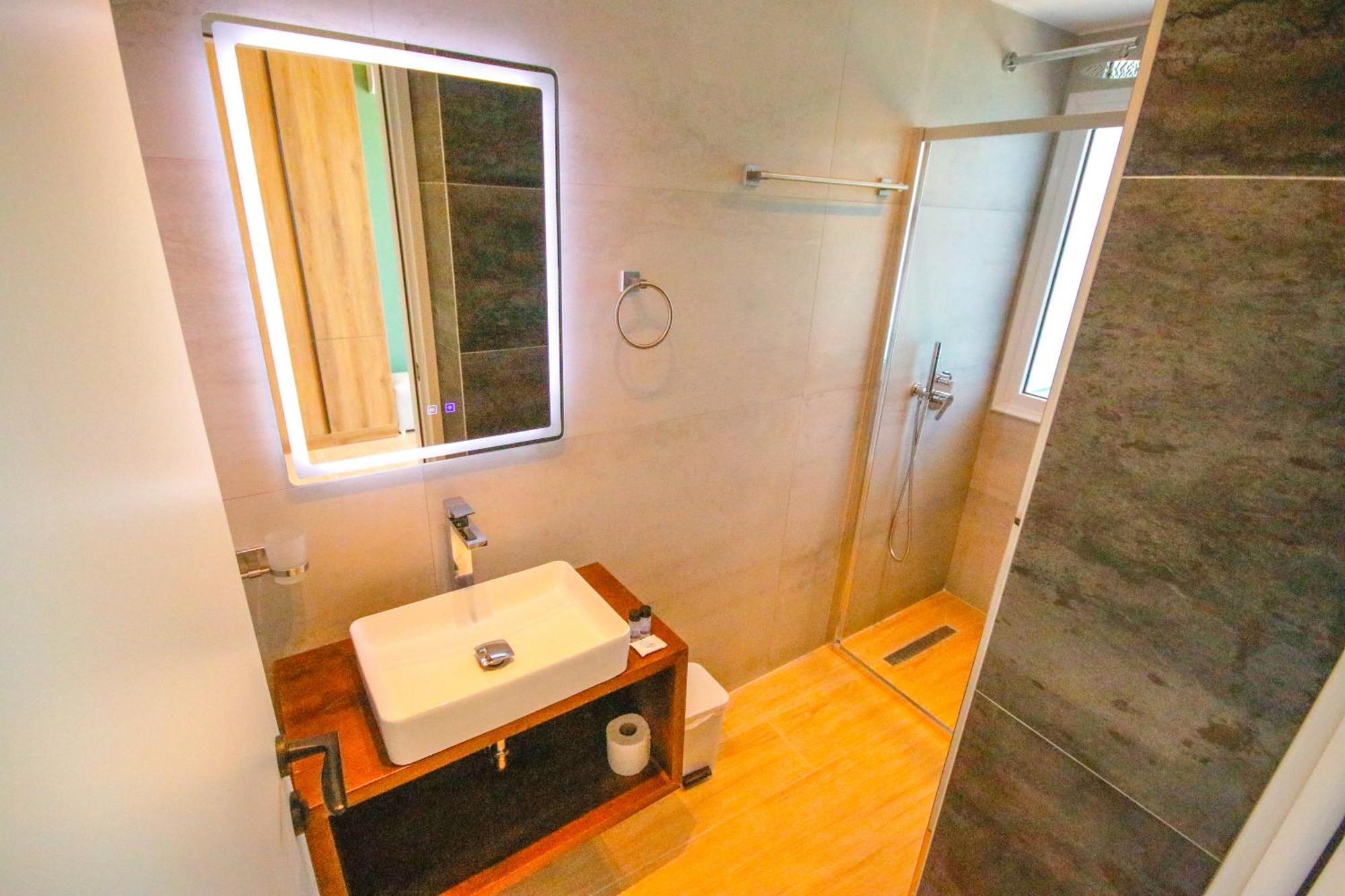 Emily'S Hotel Himare Buitenkant foto